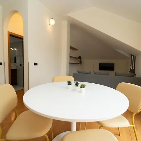 Daire Cozy Attic With Terrace And Ac And Wifi